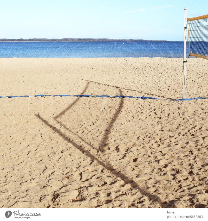 Ende Gelände Strand Sand Meer Volleyballnetz Schatten Spielfeld Spielfeldrand Freizeit Sport Freizeitsport Ballsport Erholung Urlaub Netz Spielen Küste Himmel