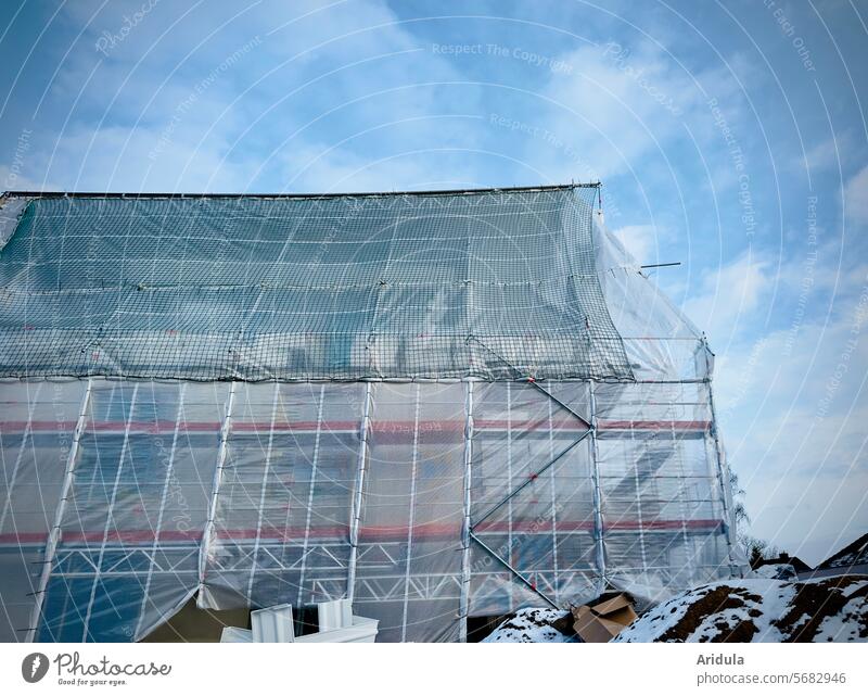 Baustelle | Eingehülltes Haus vor blauem Himmel mit Wolken Bauplane Baugerüst Baunetz Baufolie Netz Renovierung Gerüst Abdeckung Fassade Gebäude Sanieren