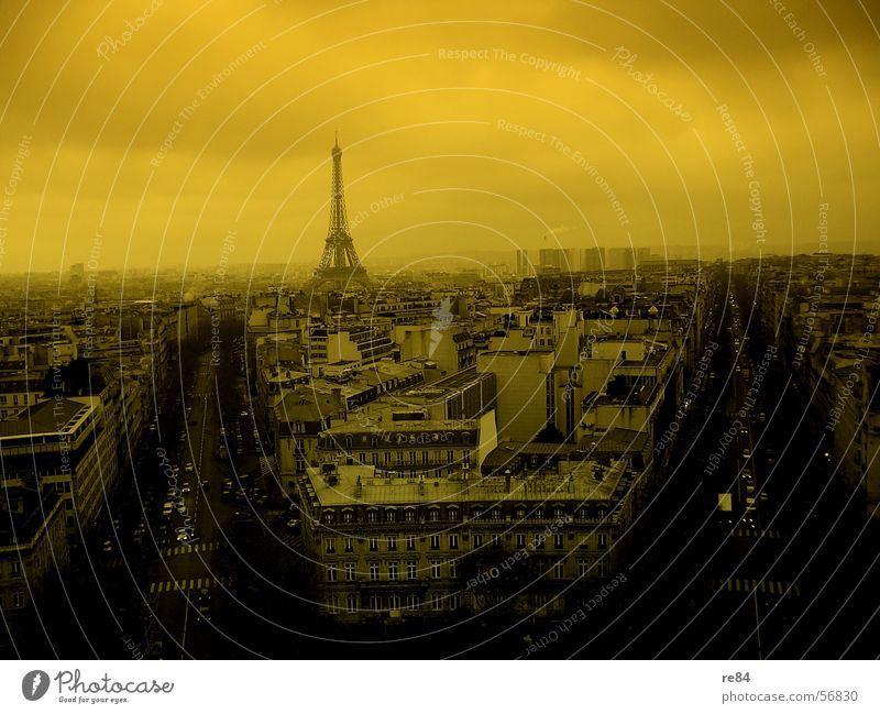 Weltuntergangsstimmung in Paris Frankreich gelb schwarz Nebel Nebelbank Wolken Stadt Tour d'Eiffel Licht Block Häuserzeile gerade Muster Hochhaus Wohnung Platz