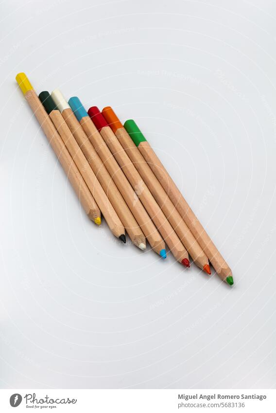 Fotografien von Buntstiften auf weißem Hintergrund Kunst Kunststift künstlerisch blau Bücherschrank Leinwand Kinder Nahaufnahme Farbstifte Färbung Farben