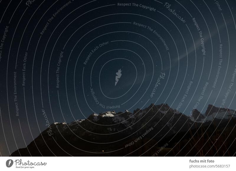 Sternenhimmel über den Bergen Farbfoto Berge u. Gebirge Nacht Landschaft Langzeitbelichtung Himmel Außenaufnahme Nachthimmel Natur Alpen Galaxie sternenklar