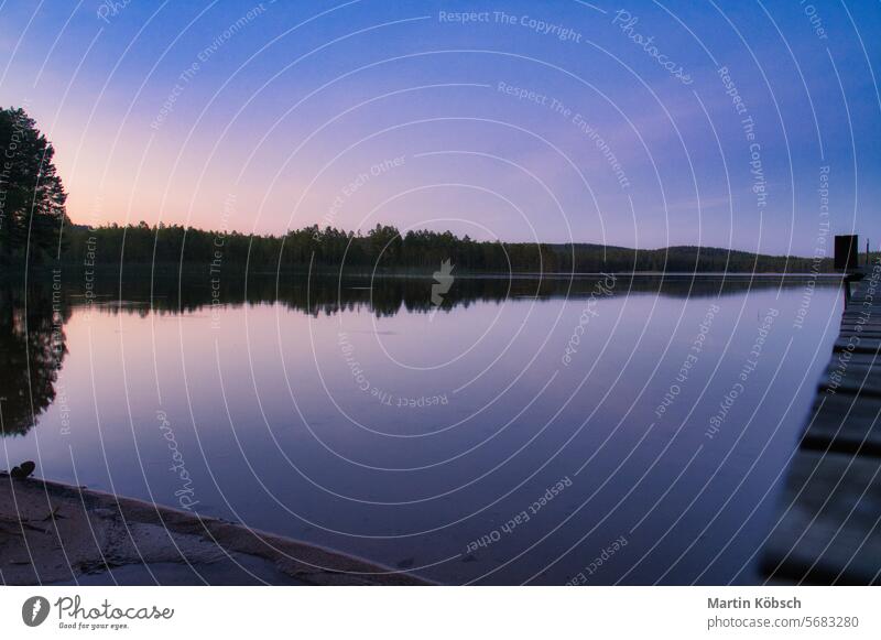 Sonnenuntergang auf einem See in Schweden. Blaue Stunde auf ruhigem Wasser. Naturfoto aus Skandinavien Reflexion & Spiegelung kleinund reisen Leichtigkeit Wald