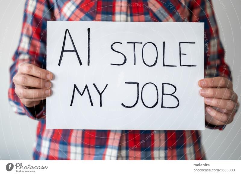 Anonyme Person hält Schild mit der Aufschrift "AI hat meinen Job gestohlen". Künstliche Intelligenz ai Arbeit Verlust Technik & Technologie Arbeitslosigkeit