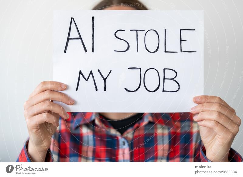 Anonyme Person hält Schild mit der Aufschrift "AI hat meinen Job gestohlen". Künstliche Intelligenz ai Arbeit Verlust Technik & Technologie Arbeitslosigkeit