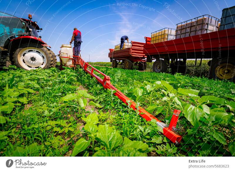 Traktor mit Sprühgerät kam für Nachschub, Wasser, Herbizid und Pestizid Aerosol landwirtschaftlich Ackerbau biochemisch Pflege Müsli Chemikalie Zisterne