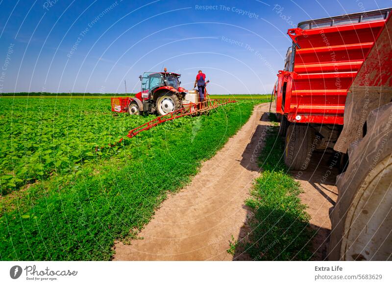 Traktor mit Sprühgerät kam für Nachschub, Wasser, Herbizid und Pestizid Aerosol landwirtschaftlich Ackerbau biochemisch Pflege Müsli Chemikalie Zisterne