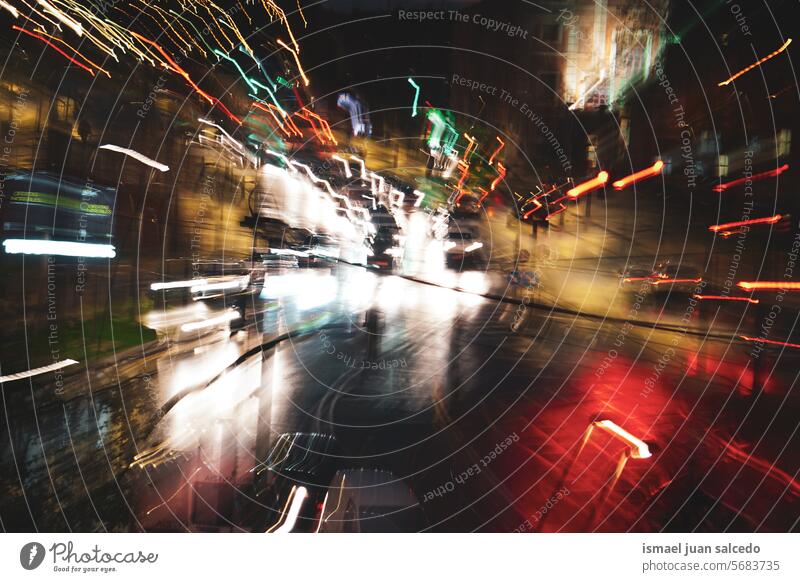 Straßenlaternen und Autolichter in der Stadt bei Nacht Lichter Farben farbenfroh mehrfarbig Bokeh Kreise hell glänzend Unschärfe verschwommen defokussiert