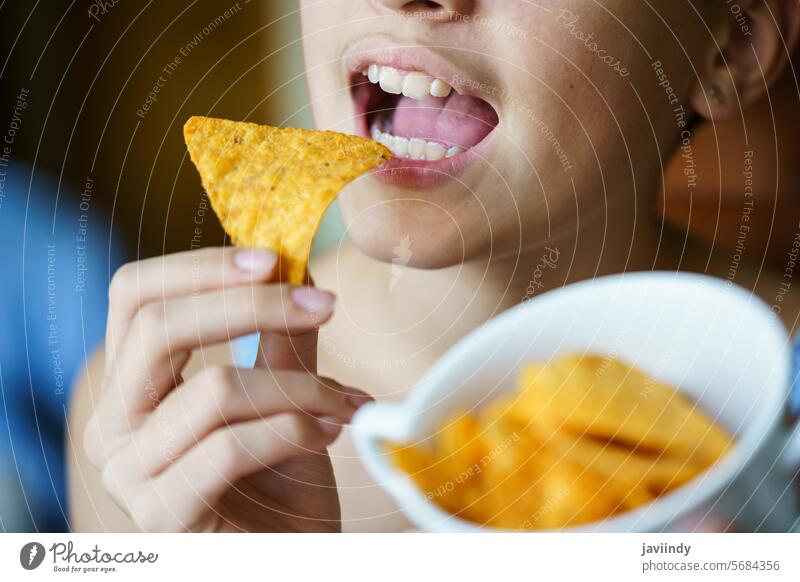 Unerkanntes Mädchen, das zu Hause scharfe Tortilla-Chips essen will Offener Mund nachos Knusprig lecker ungesund Snack Lebensmittel mexikanisch gebraten Würzig