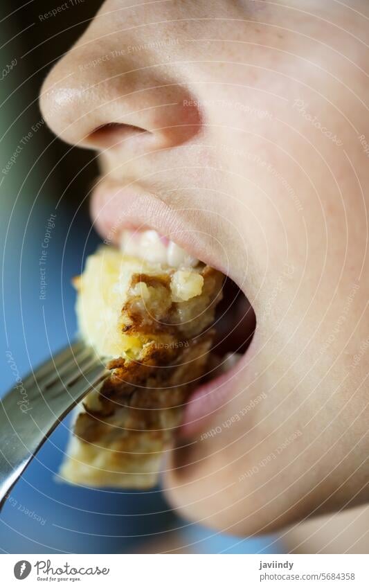 Crop unerkennbar Teenager-Mädchen essen frisch leckeren spanischen Kartoffel-Omelett Offener Mund Gabel Spanisch Gesundheit Biss Frühstück Ei Protein Scheibe