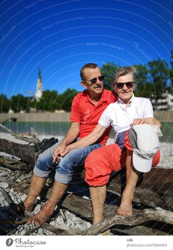 typisch deutsch | Tourismus | glückliches Seniorenpaar macht Pause an der schönen Isar bei Bad Tölz Paar Menschen Seniorin Ruhestand Zwei Personen Zusammensein