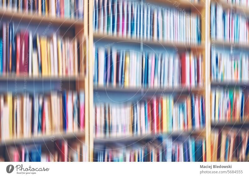 Bewegungsunscharfe Reihen von Büchern, abstrakter Hintergrund. Buchhandlung Bildung Bewegungsunschärfe Bücherregal Bibliothek Tapete getönt Sammlung Muster