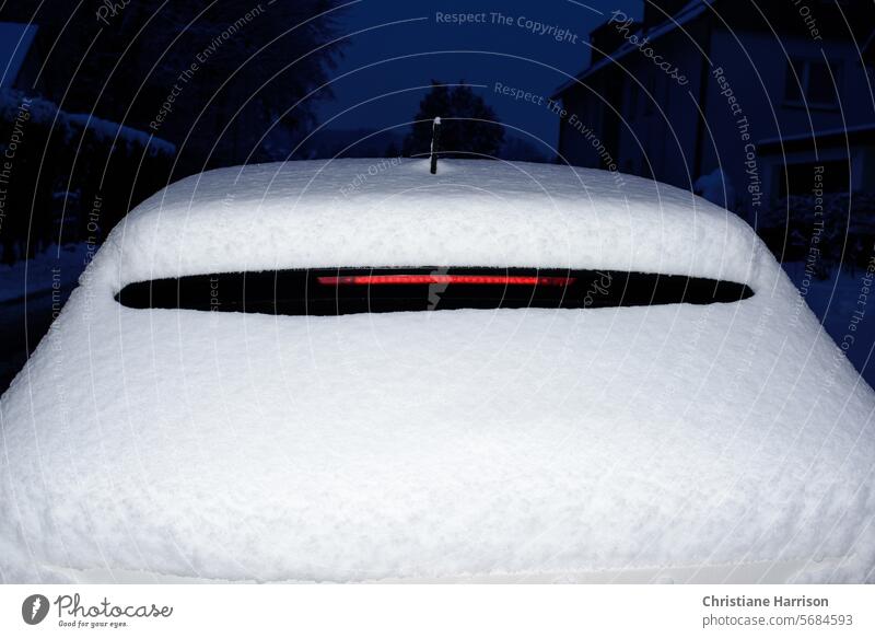 Rückansicht schneebedecktes Autos bei Nacht Wintereinbruch Schnee eingeschneit Neuschnee Winterdienst Ausnahmezustand Kälte Stillstand surreal höhere Gewalt