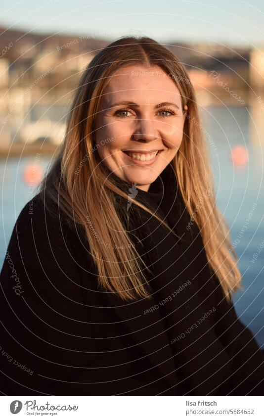 LÄCHELN - WARMES LICHT - JUNGE FRAU Frau 18-30 Jahre 30 - 35 Jahre Erwachsene Farbfoto Lächeln freudig Portrait fröhlich zufrieden Wasser hübsch lächeln