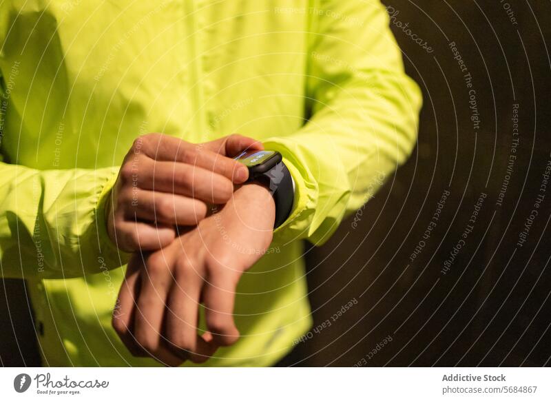 Crop junger Mann, der die Zeit auf einer intelligenten Armbanduhr überprüft prüfen klug Hand Jacke modern Stil Handgelenk trendy Accessoire intelligente Uhr