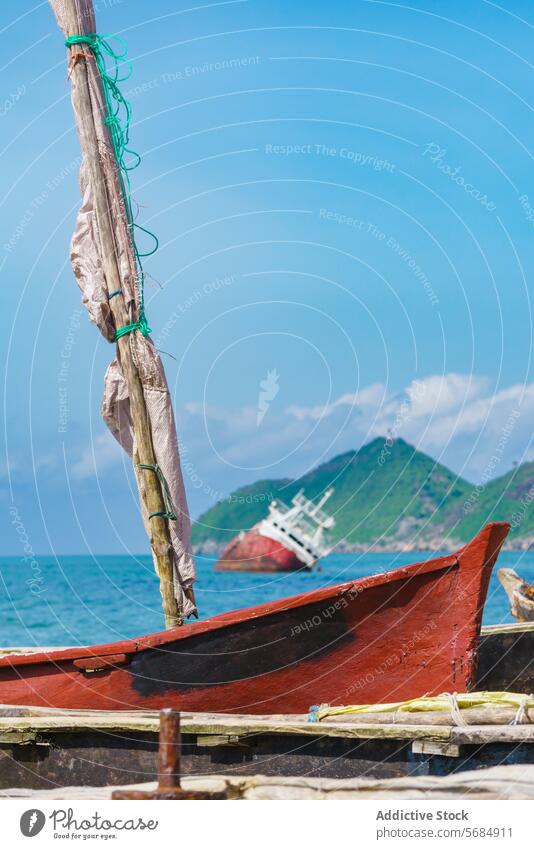 Auf Grund gelaufenes Schiff hinter traditionellem Fischerboot in Bahia Santana Boot geerdet bahia santana Fischen marin Schiffswrack Küste MEER Strand Gefäße