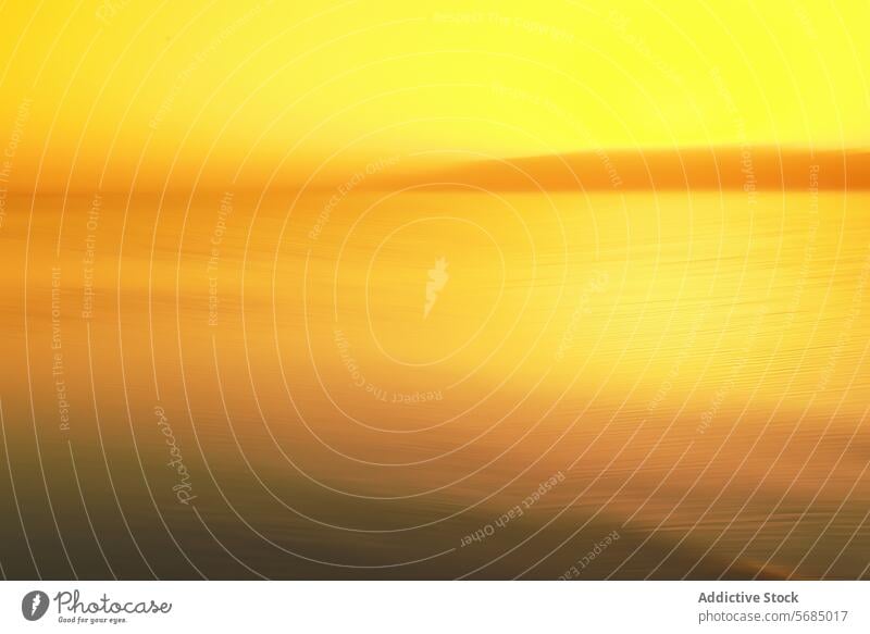 Goldener Sonnenuntergang Abstraktion auf Wasser abstrakt golden glühen Ruhe Horizont weich Wellen Reflexion & Spiegelung Gelassenheit Natur Abenddämmerung
