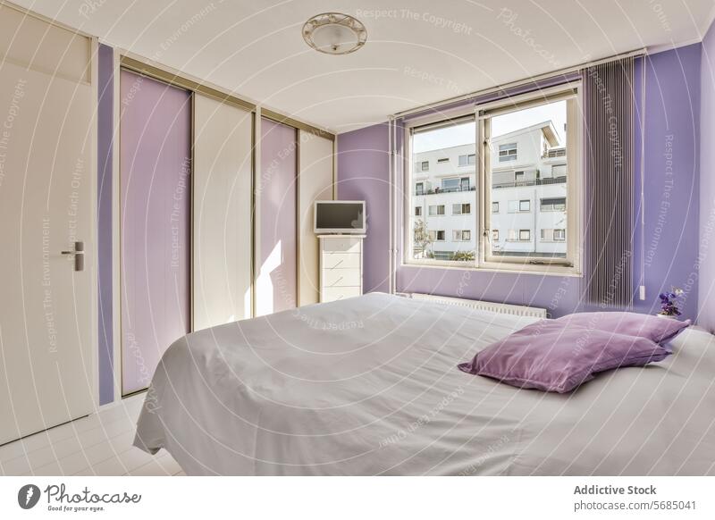 Modernes Schlafzimmer mit lila Akzenten und Blick auf die Stadt Zeitgenosse modern purpur Wand Vorhänge Ansicht urban Appartement Innenbereich Design heimwärts