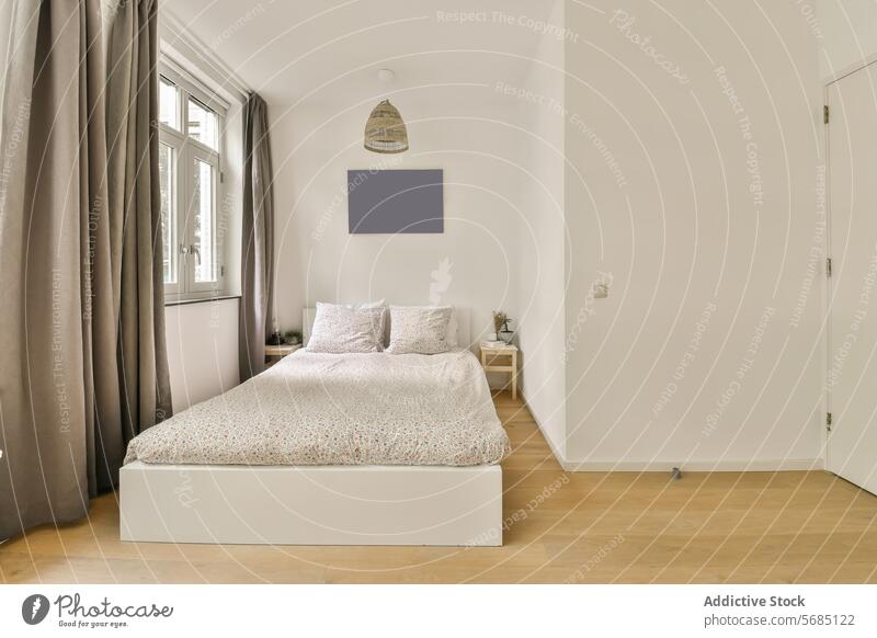 Modernes minimalistisches Schlafzimmer mit natürlichem Licht modern gemütlich bequem Bett Hartholz Stock natürliches Licht Gardine Fenster Innenbereich Design