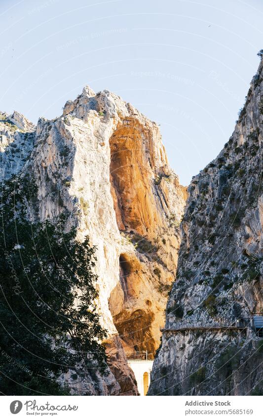 Der sonnenbeschienene Gipfel einer massiven Felsformation mit dem Caminito del Rey an der Seite in Malaga Gesteinsformationen caminito del rey Weg Klippe