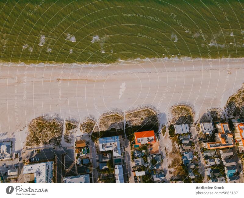 Luftaufnahme von Miami Beachfront in der Abenddämmerung Antenne Ansicht Florida USA Strandpromenade Uferlinie Gelassenheit friedlich Grün Sand Meer Wasser Küste