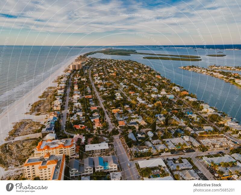 Luftaufnahme eines Küstenviertels in Miami, Florida Küstenstreifen Viertel Hafengebiet Eigenschaften Strand sandig Straßen Wohngebiet Gebäude Häuser Grundbesitz
