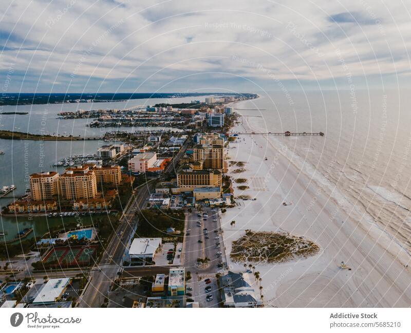 Luftaufnahme der Küste von Miami an einem bewölkten Tag Florida USA Drohnen-Schuss Küstenlinie Strand Gebäude bewölkter Himmel urban Natur Mischung sandig