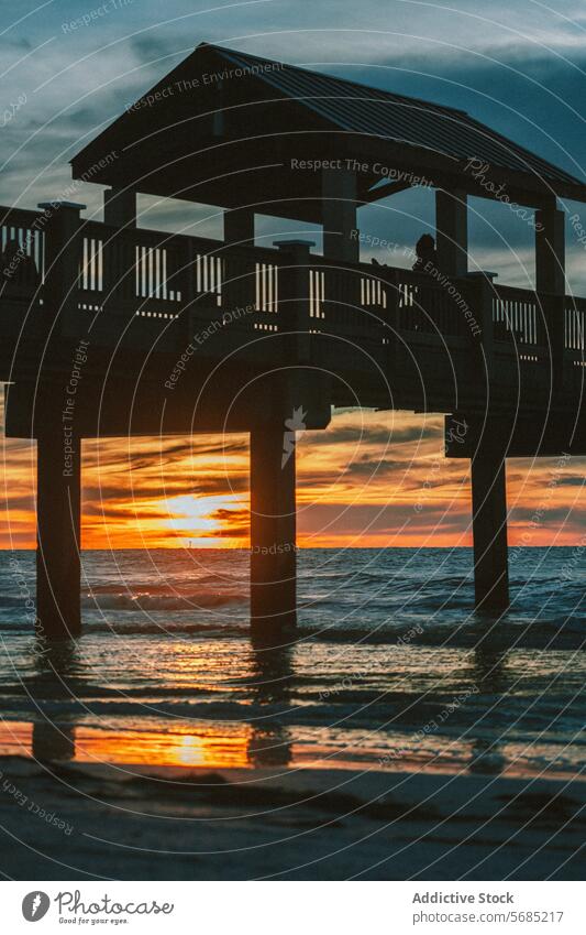 Gelassener Sonnenuntergang am Pier von Miami Beach mit Silhouette Strand Florida USA ruhig golden Himmel winken Meer Gelassenheit Abenddämmerung Hafengebiet