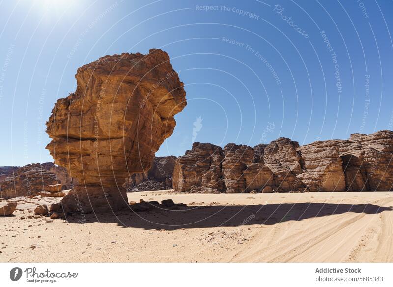 Majestätische Felsformationen in der Wüste Tadrart Rouge Felsen Formation wüst natürlich Bildhauerei Blauer Himmel auffallend Hoheit Algerien imposant