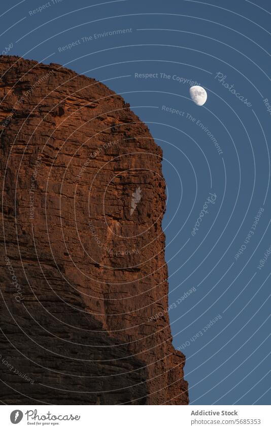 Wüstenklippe mit Mond in der Abenddämmerung wüst Klippe Gelassenheit Natur Landschaft Felsen Himmel Wachsende Gibbous turmhoch im Freien friedlich ruhig