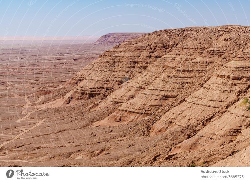 Weite Wüstenlandschaft des Plateau de Fandoun unter klarem Himmel wüst Landschaft trocken Gelände Gesteinsformationen Schichten übersichtlich blau riesig