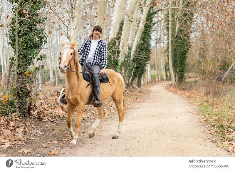 Glückliche Frau reitet auf ihrem schönen Pferd im Freien Erwachsener Tier Zaumzeug braun Pflege Kaukasier Nahaufnahme Dressur Reiterin pferdeähnlich Gerät