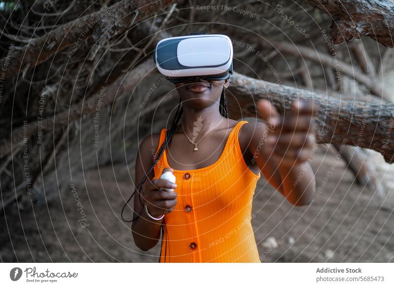 Junge Frau trägt VR-Headset Brille Dame erkunden Natur Wälder Urlaub Schutzbrille Wald Stil Spaziergang Ausflug Reise Feiertag reisen Abenteuer