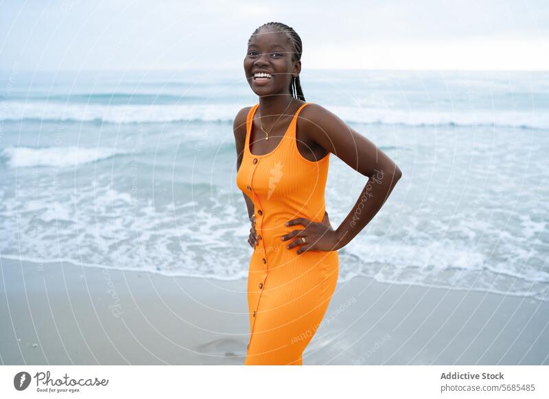 Positive schwarze Frau am Meeresufer stehend anhaben Halskette Stil Outfit Dame positiv Lächeln Strand Urlaub MEER jung heiter Accessoire Glück feminin