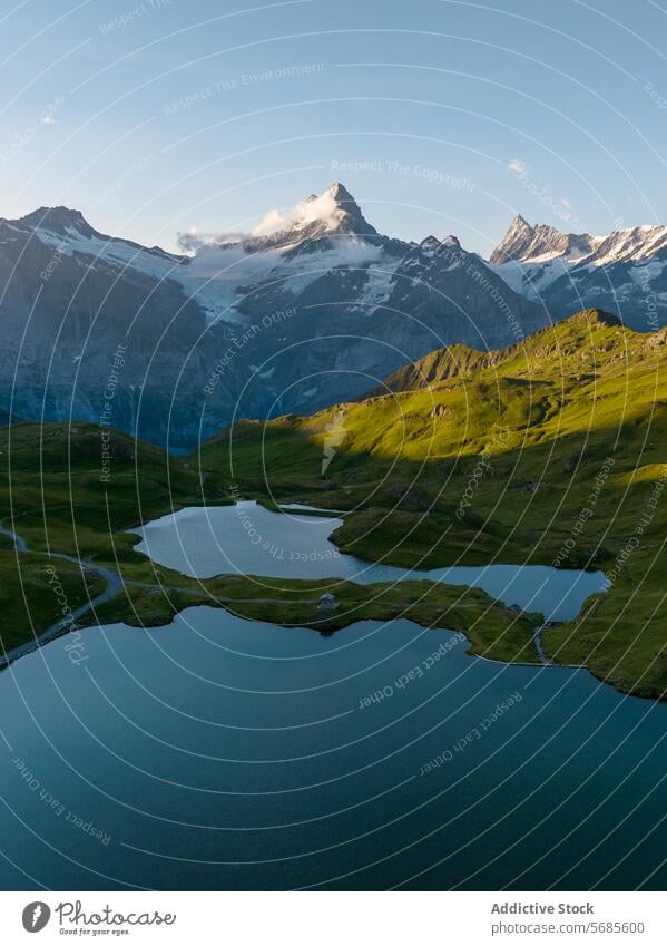 Ruhiger Alpensee in bergiger Landschaft bei Sonnenuntergang alpin See Berge u. Gebirge grün Hügel ruhig Gelassenheit Natur Schönheit Windstille Wasser robust