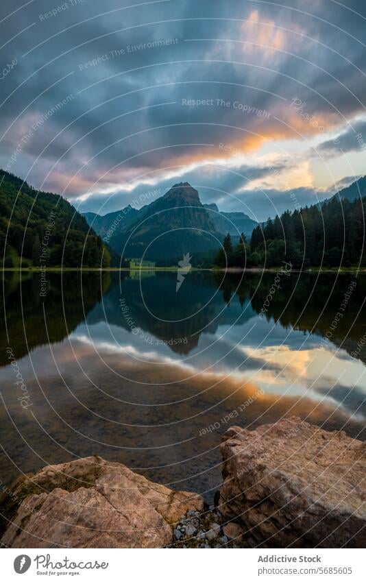 Heitere Morgendämmerung am Bergsee Reflexion Berge u. Gebirge See Reflexion & Spiegelung Gelassenheit ruhig Wasser Cloud pulsierend Gipfel Natur Landschaft