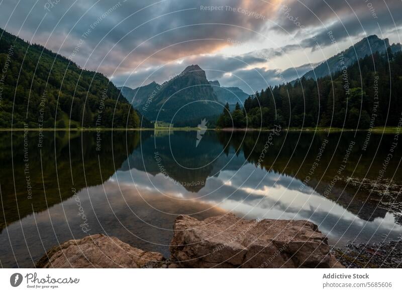 Stille in der Dämmerung an einem ruhigen Alpensee See Berge u. Gebirge Reflexion & Spiegelung Wasser Abenddämmerung Gelassenheit Natur Landschaft Himmel Wolken