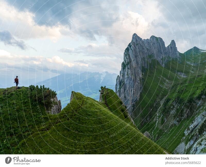 Unbekannter Wanderer geniesst Aussicht im Appenzellerland Schweiz Kamm malerisch Ansicht robust Spitzenwerte grün üppig (Wuchs) Landschaft Natur im Freien