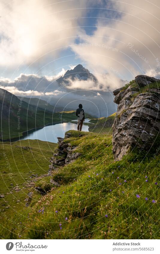 Anonymer Mann bewundert Bergsee bei Sonnenaufgang Reisender Alpensee Berge u. Gebirge Gelassenheit majestätisch Gipfel Cloud mit Blick auf einsiedlerisch Natur