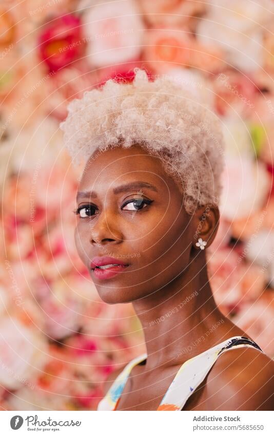 Stilvolle schwarze Frau mit Make-up Blume Vorschein Kurze Haare Porträt elegant feminin queer Frisur jung charmant Mode selbstbewusst geblümt trendy