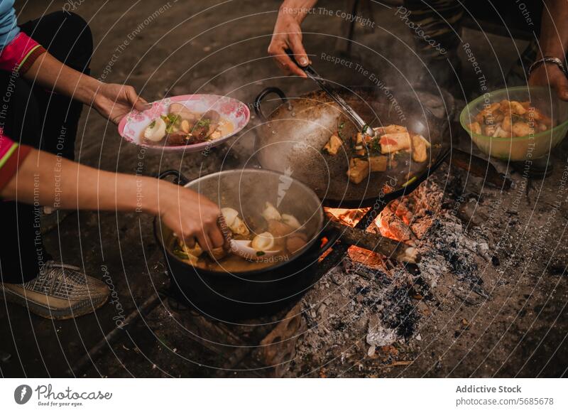 Asiatische Familie bereitet gemeinsam eine Mahlzeit im Haus zu sitzen Koch vorbereiten Menschen Tradition Kleidung Lebensmittel Konzentration Mittagessen