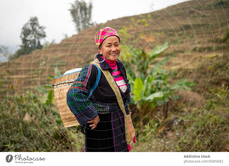Glückliche ethnische Frau mittleren Alters auf dem Lande Lächeln ländlich Hügel Baum Landschaft heiter Natur reif asiatisch Vietnam Asien Tasche Kopftuch