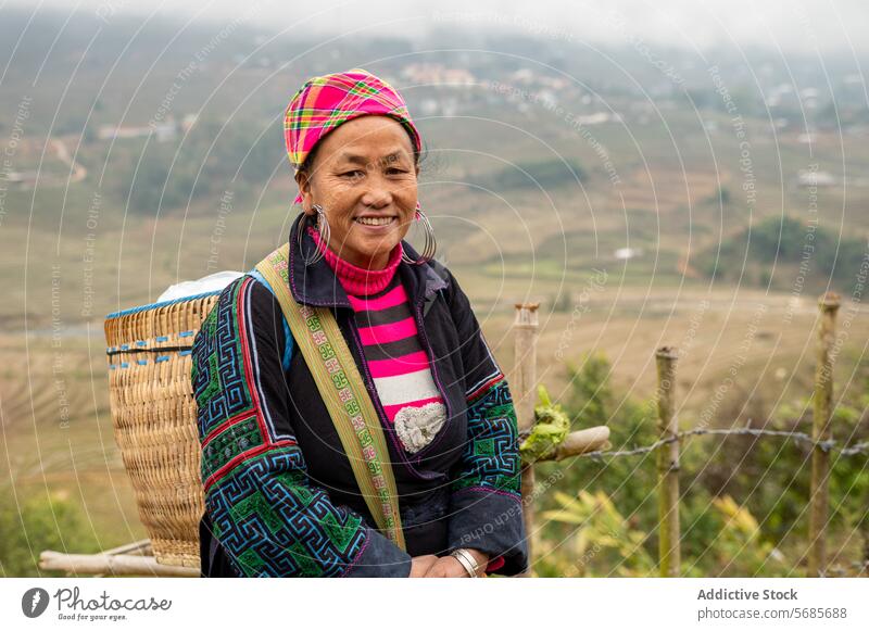 Positive ältere Frau auf dem Lande Landschaft Lächeln reif Kopftuch Korb Outfit positiv heiter Senior Wanderung stehen Erwachsener Reise Natur Kultur Abenteuer