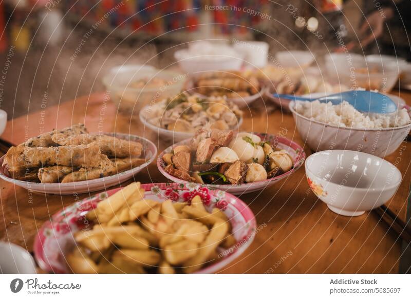 Verschiedene appetitliche Gerichte in Keramiktellern und -schalen Speise Teller Schalen & Schüsseln Feinschmecker hölzern Lebensmittel Tisch kulinarisch
