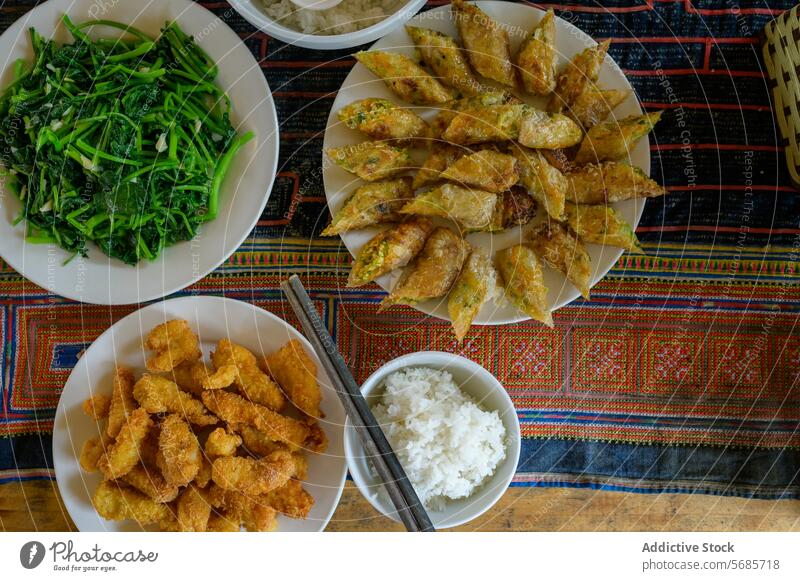 Appetitliches vietnamesisches Gericht auf dem Holztisch Speise Essstäbchen Reis Teller appetitlich Gemüse Tisch hölzern dienen Restaurant rollen Küche