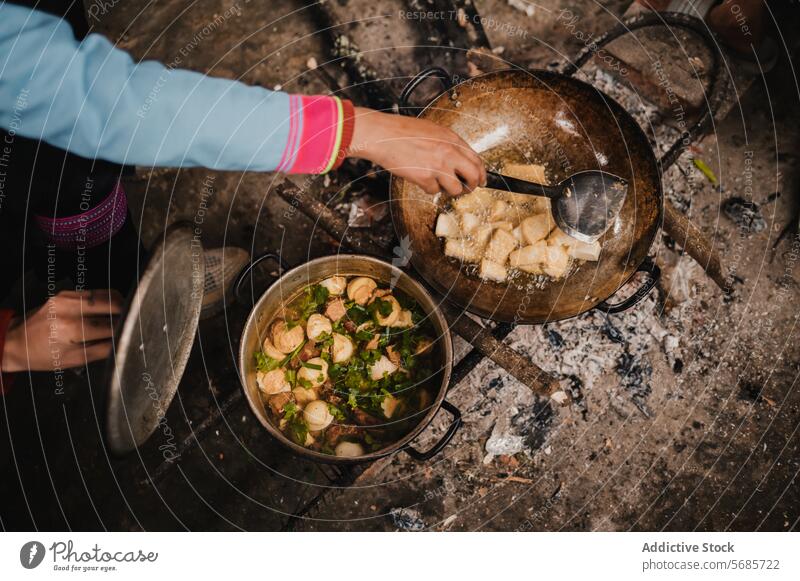 Anonyme Person, die in der Küche Essen zubereitet vorbereiten Lebensmittel Hand rühren Wok Bratpfanne Spachtel offen Pfanne rollen Gemüse Tradition Deckel