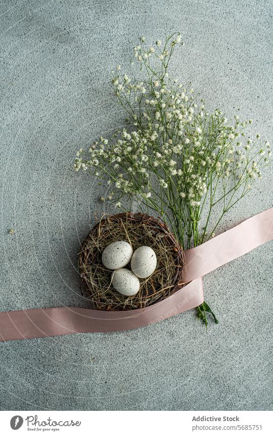 Elegante Ostereier und Blumen auf strukturiertem Hintergrund Ostern Ei gefleckt Korb Bändchen rosa weiß rustikal Ordnung filigran von oben nach unten Nest