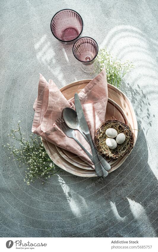 Elegante Ostertischdekoration mit Frühlingszauber Tisch Einstellung Ostern Eier Vogelnest China rosa Leinen Feier elegant einfach weich filigran gefleckt