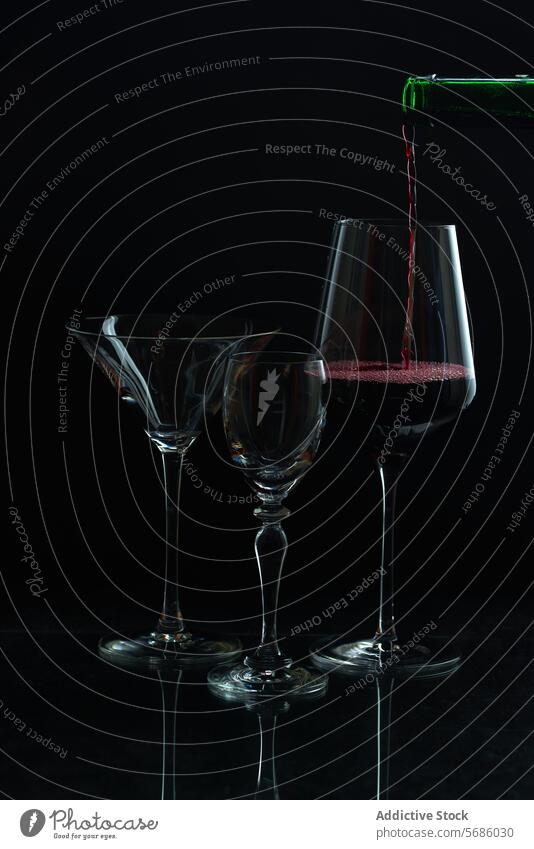 Rotwein fließt in ein Glas mit Silhouette eines Stielglases Wein Gießen rot Stielgläser dunkel Hintergrund elegant fließen leer Flasche trinken Alkohol Getränk