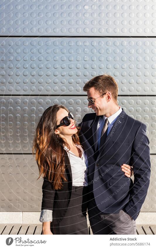 Ein stilvolles Paar genießt einen sonnigen Tag in Madrid Spanien Mode Lächeln Freude Fröhlichkeit stylisch Frau Mann Liebe Partnerschaft Sonnenbrille Anzug