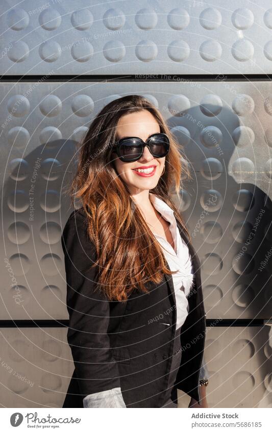 Elegante Frau mit Sonnenbrille vor strukturiertem Hintergrund Mode Lächeln Stil schick lässig Wand Textur Muster kreisrund Madrid Spanien hell sonnig heiter